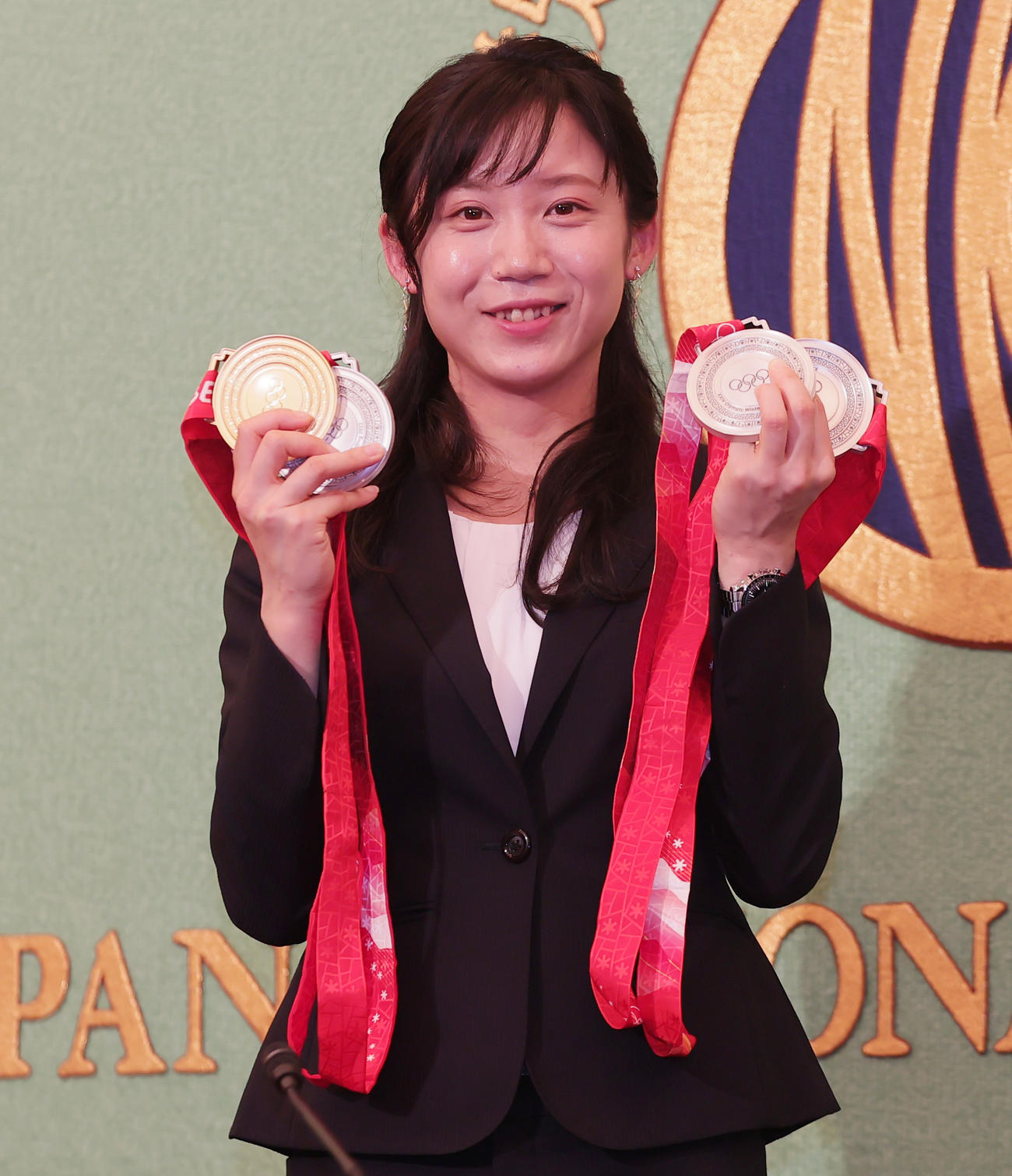 会見で五輪で獲得したメダルを披露するスピードスケートの高木美帆（撮影・野上伸悟）
