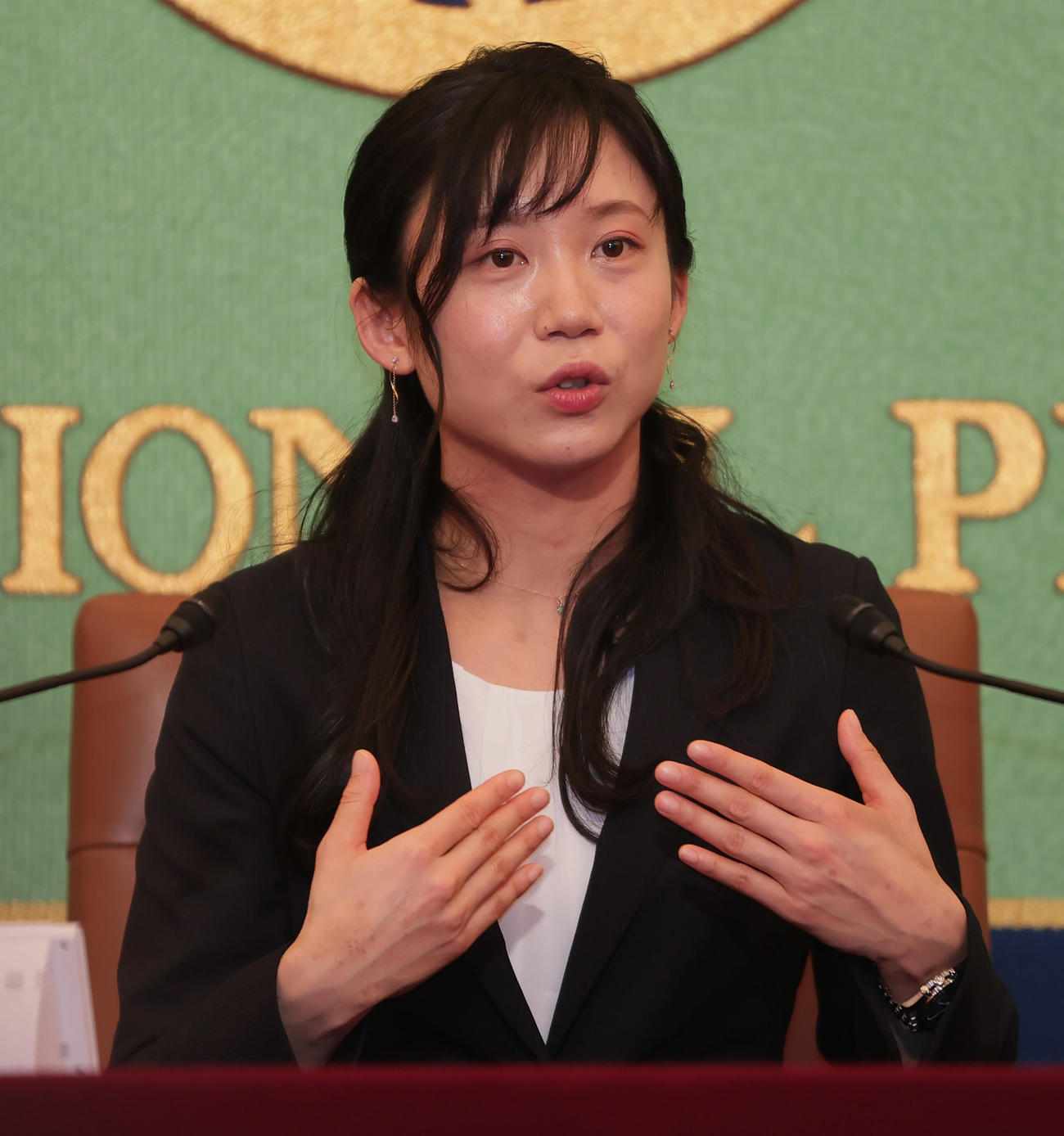 会見するスピードスケートの高木美帆（撮影・野上伸悟）