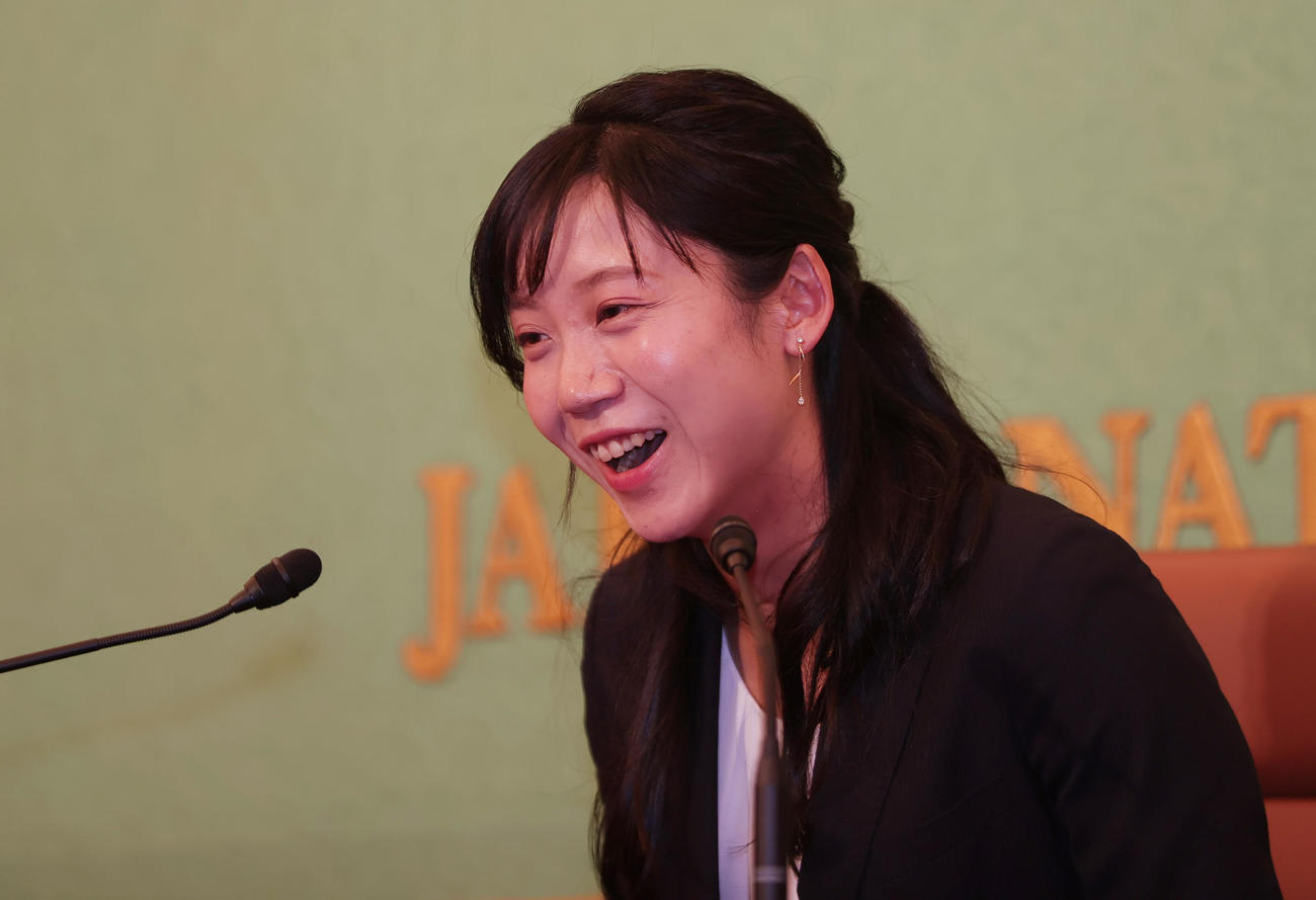 会見で笑顔を見せるスピードスケートの高木美帆（撮影・野上伸悟）