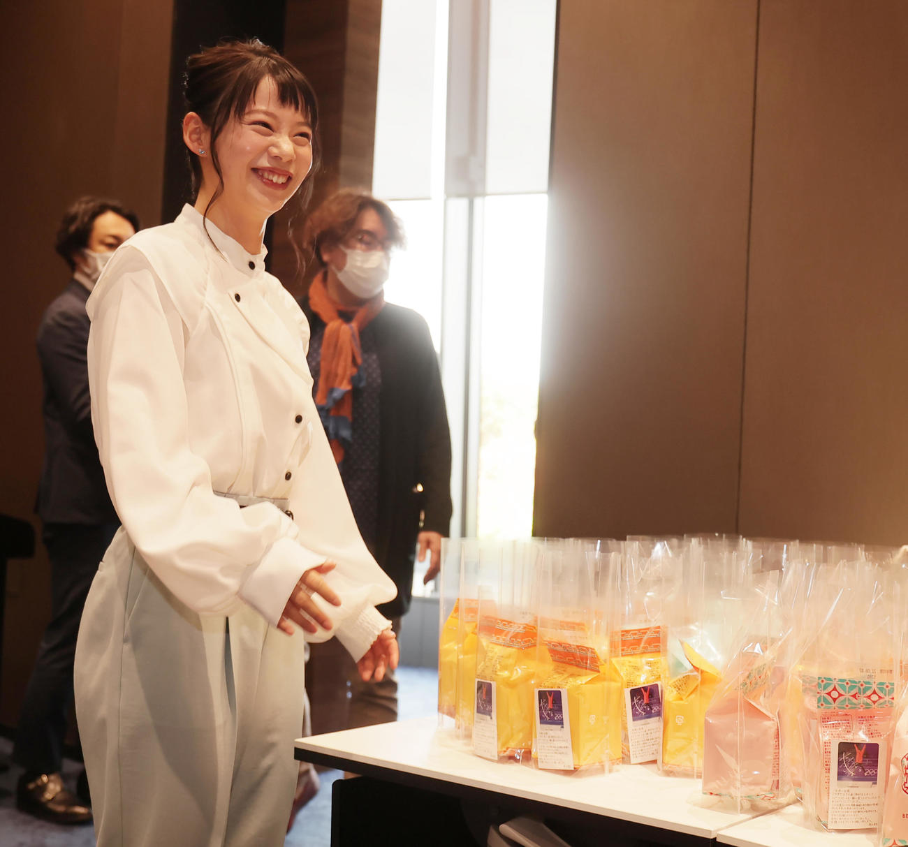 引退会見を終え、報道陣にお土産のお菓子を配るスピードスケートの高木菜那（撮影・野上伸悟）