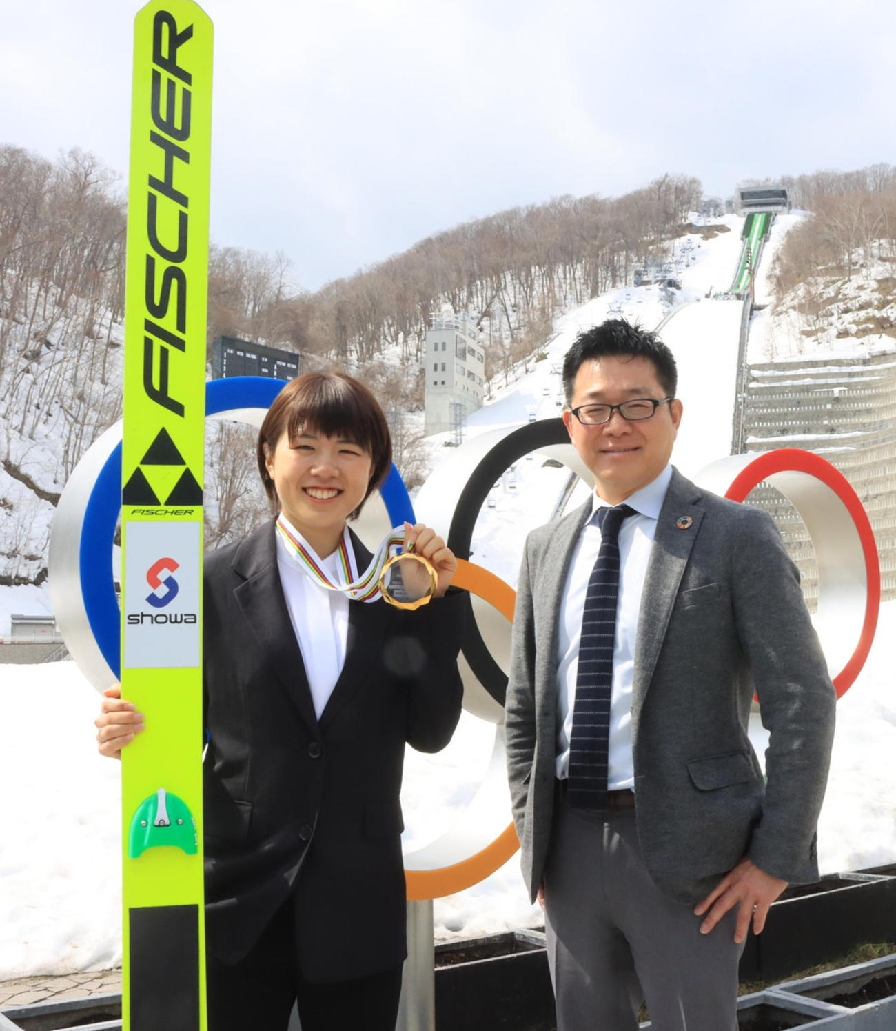 W杯優勝メダルを披露するノルディックスキー複合女子の中村（左）とショウワの藤村社長（撮影・保坂果那）