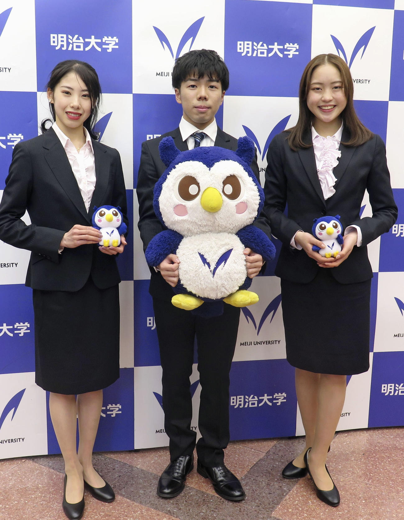 明大の入学式に出席したフィギュアスケート男子の佐藤駿（中央）と女子の住吉りをん（左）ら（共同）