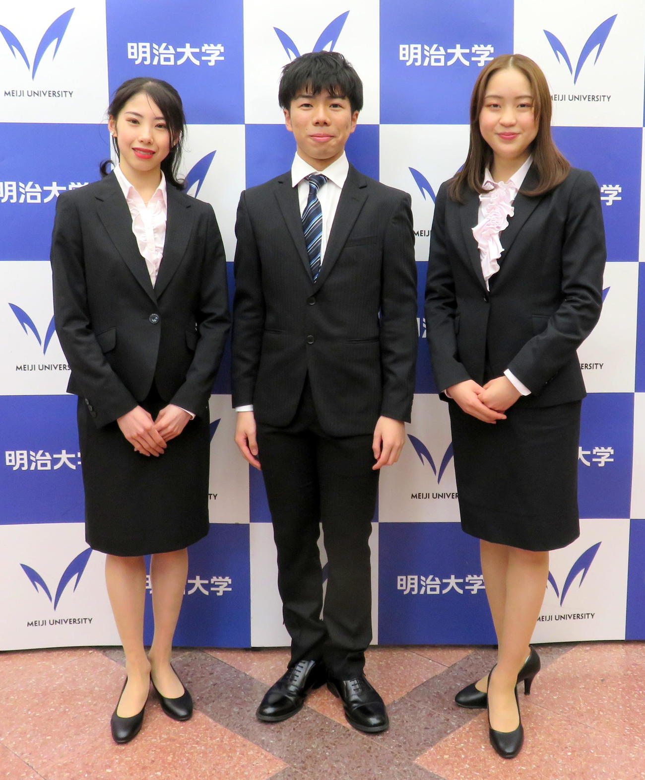 明大の入学式に出席したフィギュアスケートの左から住吉りをん、佐藤駿、江川マリア（撮影・木下淳）