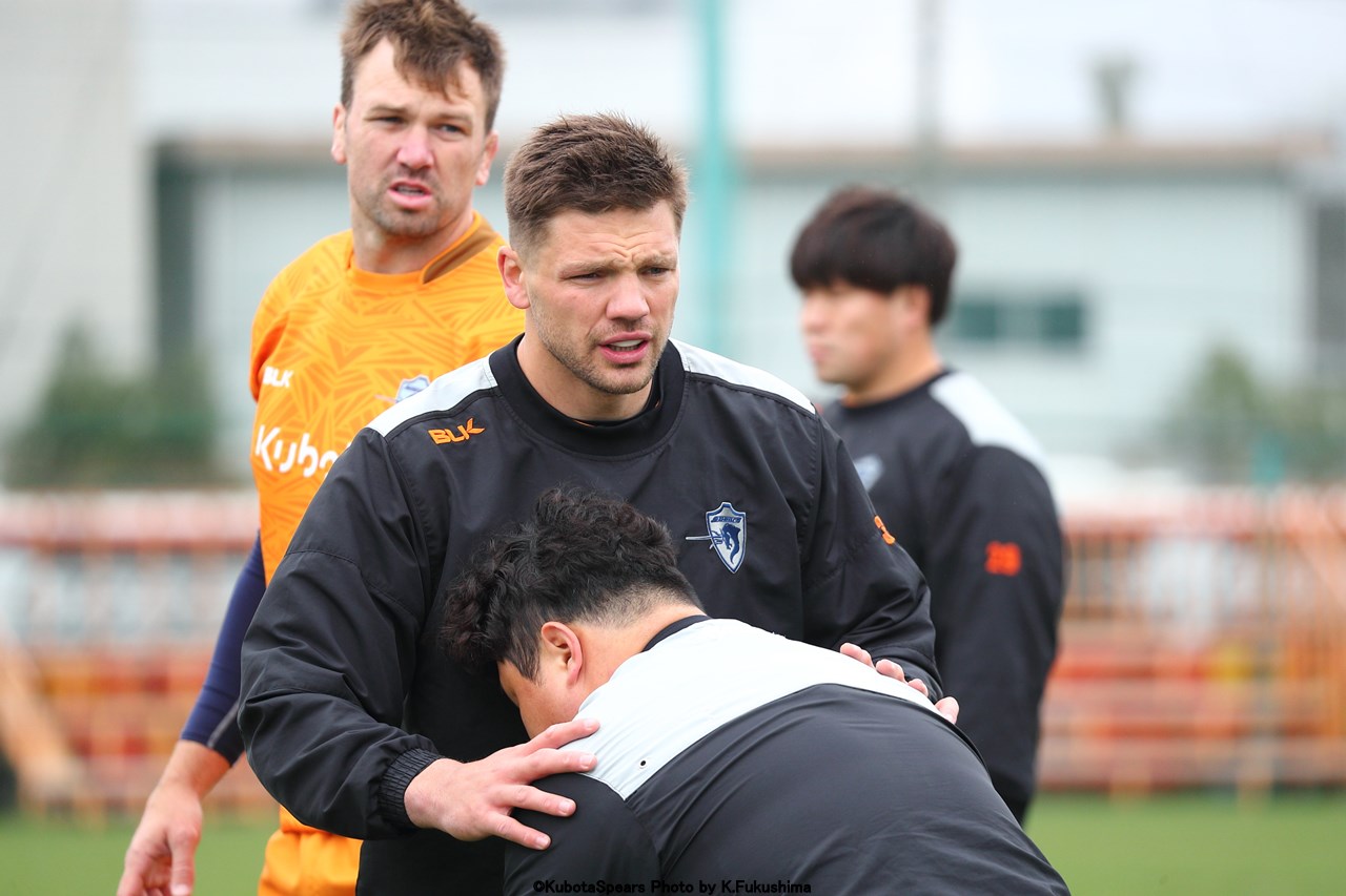 横浜戦に向けて調整する東京ベイのフランカー、ピーター・ラブスカフニ（左から2人目）（クボタスピアーズ船橋・東京ベイ提供）