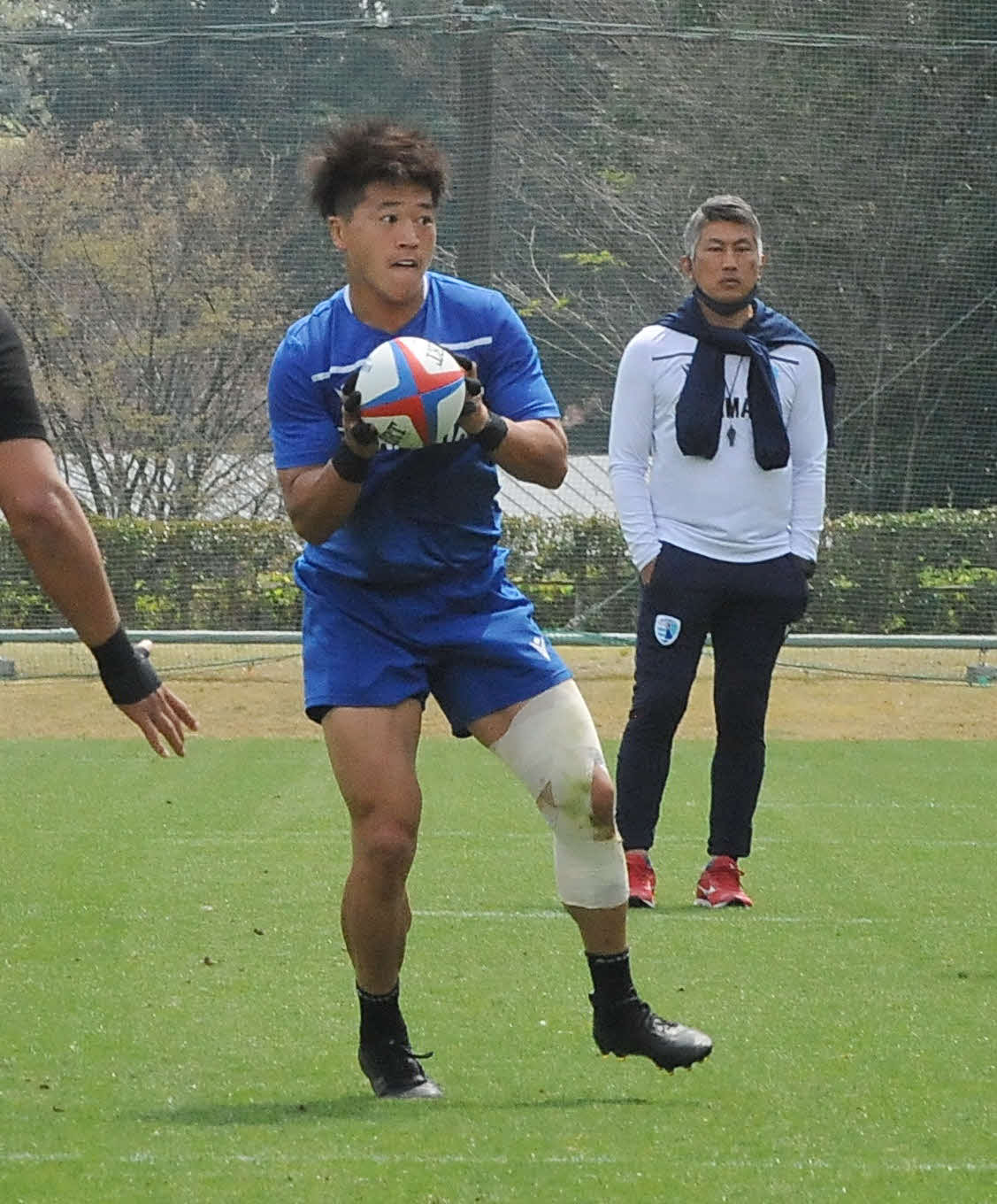静岡ブルーレヴズの小林（左）は堀川監督の前でパスを受ける