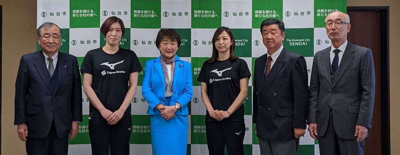 記念撮影する、左から遠藤健三代表理事、末永、郡市長、佐藤監督、高野輝夫理事、佐藤信幸事業部長