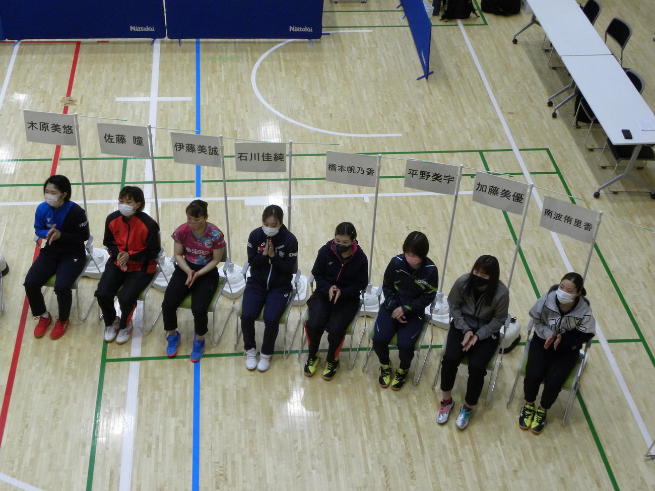 卓球のアジア大会日本代表選考会の開会式に出席した女子の、左から木原美悠、佐藤瞳、伊藤美誠、石川佳純、橋本帆乃香、平野美宇、加藤美優、南波悠里香（撮影・松本航）