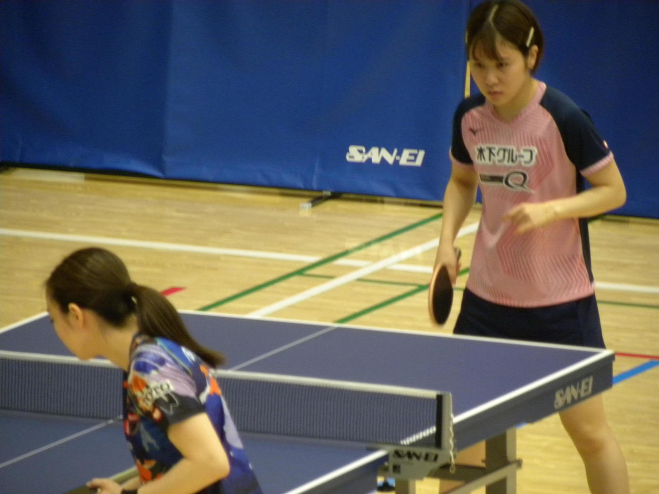 卓球のアジア大会日本代表選考会で石川佳純（左）のサーブを待つ平野美宇（撮影・松本航）