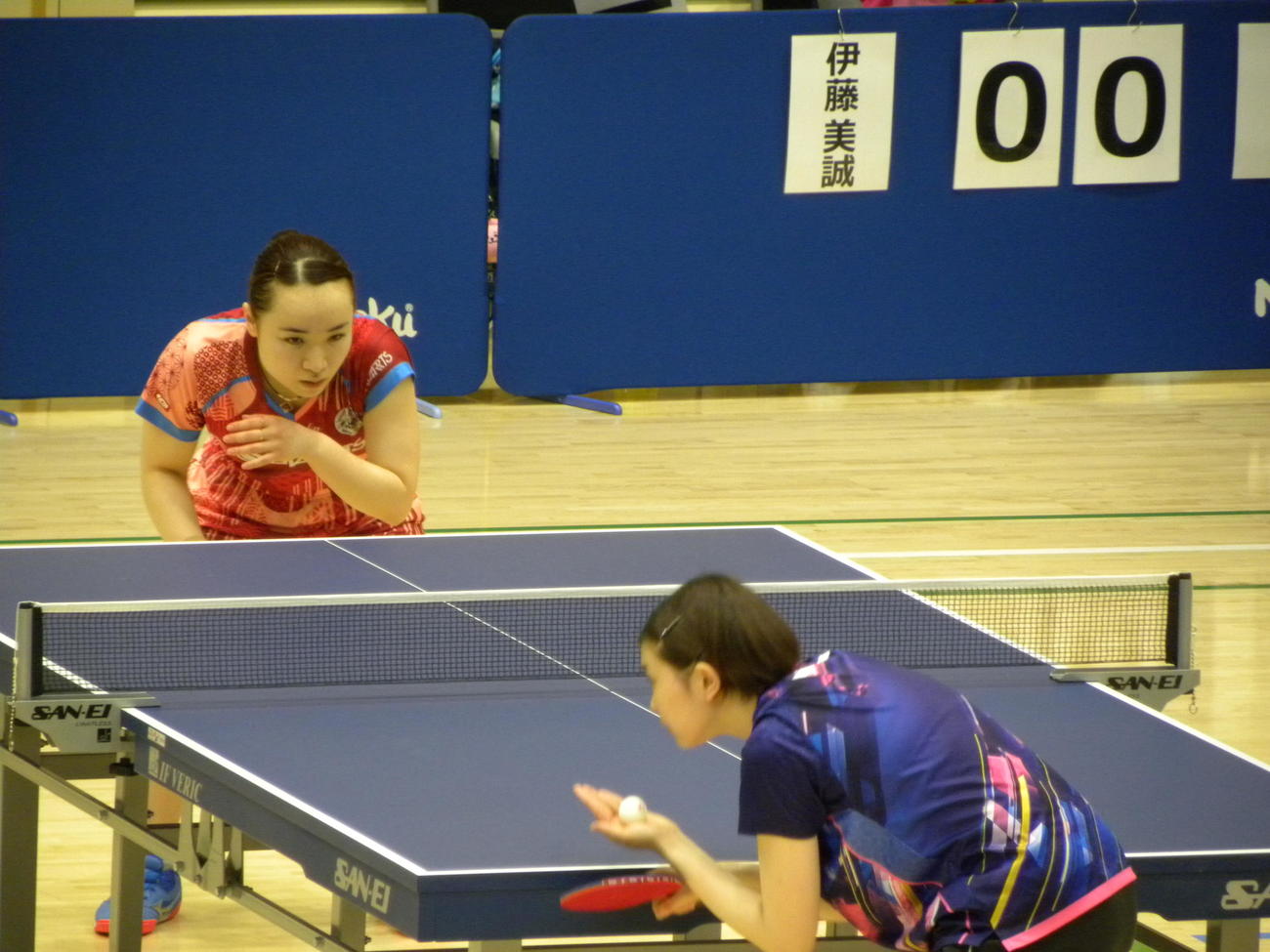 卓球のアジア大会日本代表選考会で集中する伊藤美誠（左）（撮影・松本航）