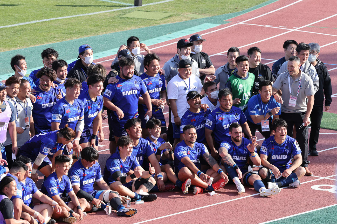 リーグワン中国電力対宗像サニックス　試合後、記念写真におさまる宗像サニックスフィフティーンら（撮影・加藤孝規）
