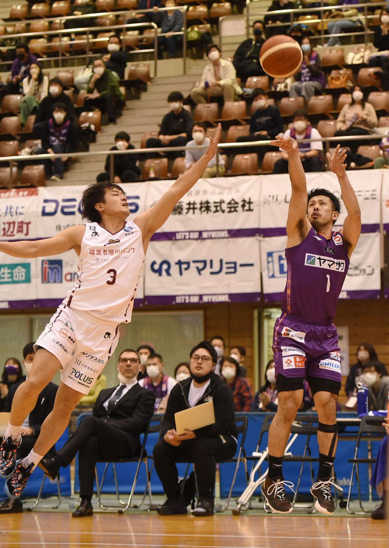 第4Q、シュートを放つ中島（右）