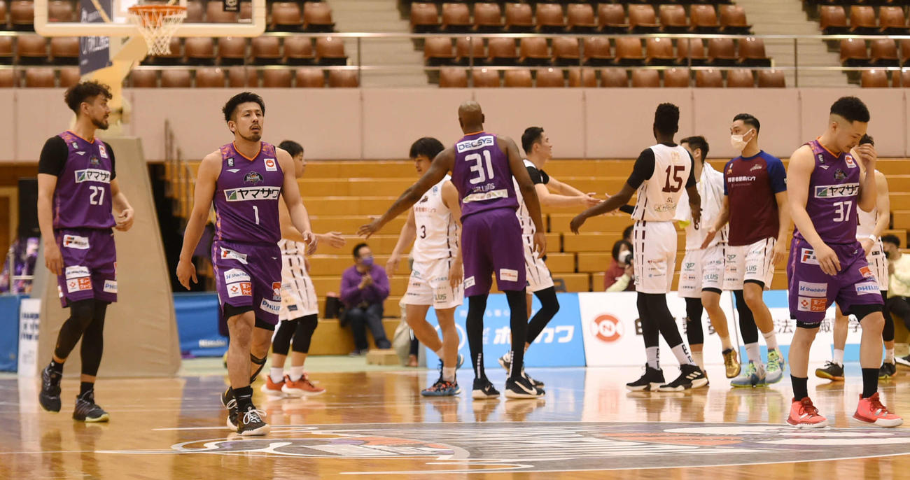 試合に敗れベンチに引き揚げる山形の選手たち