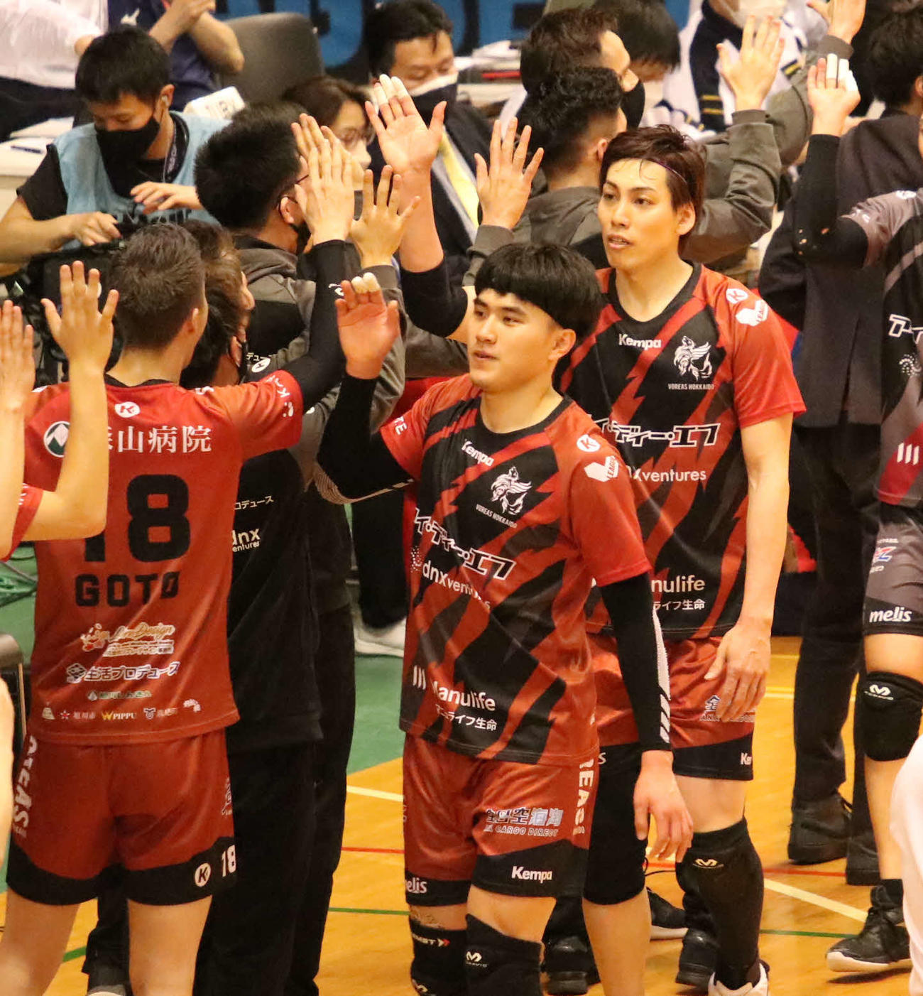 VC長野対ヴォレアス北海道　勝利を決め、チームメートらとハイタッチするヴォレアス北海道張（中央）と越川（撮影・山崎純一）