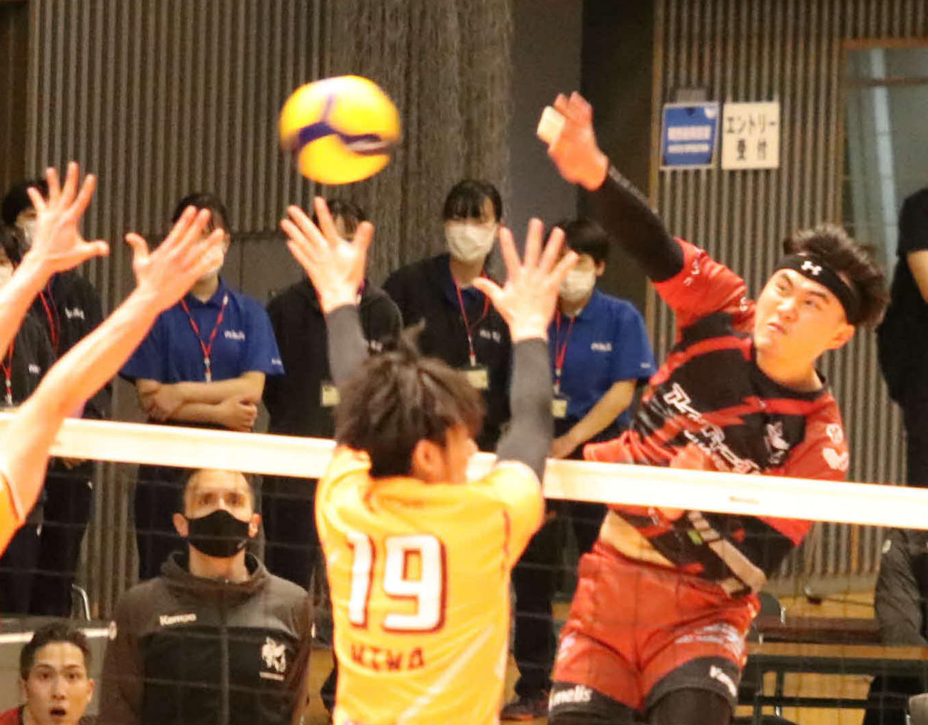 VC長野対ヴォレアス北海道　第2セット、スパイクを放つ張（撮影・山崎純一）