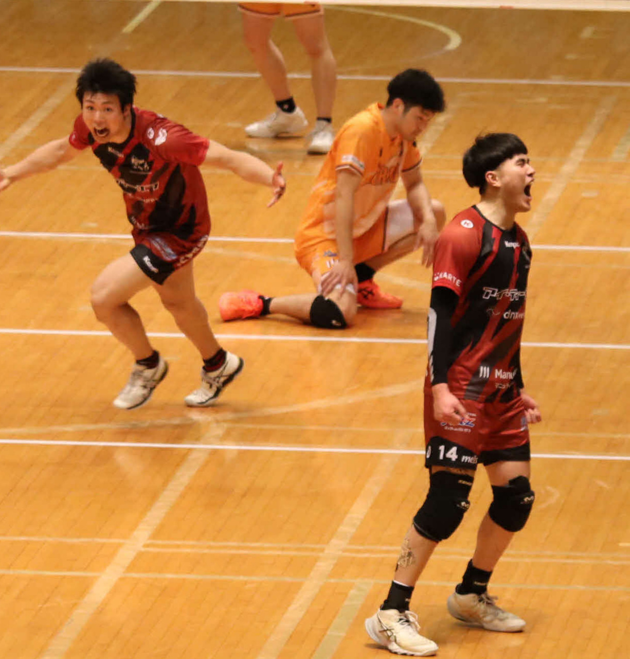 VC長野対ヴォレアス北海道　勝利を決め雄たけびを上げる張（右）（撮影・山崎純一）