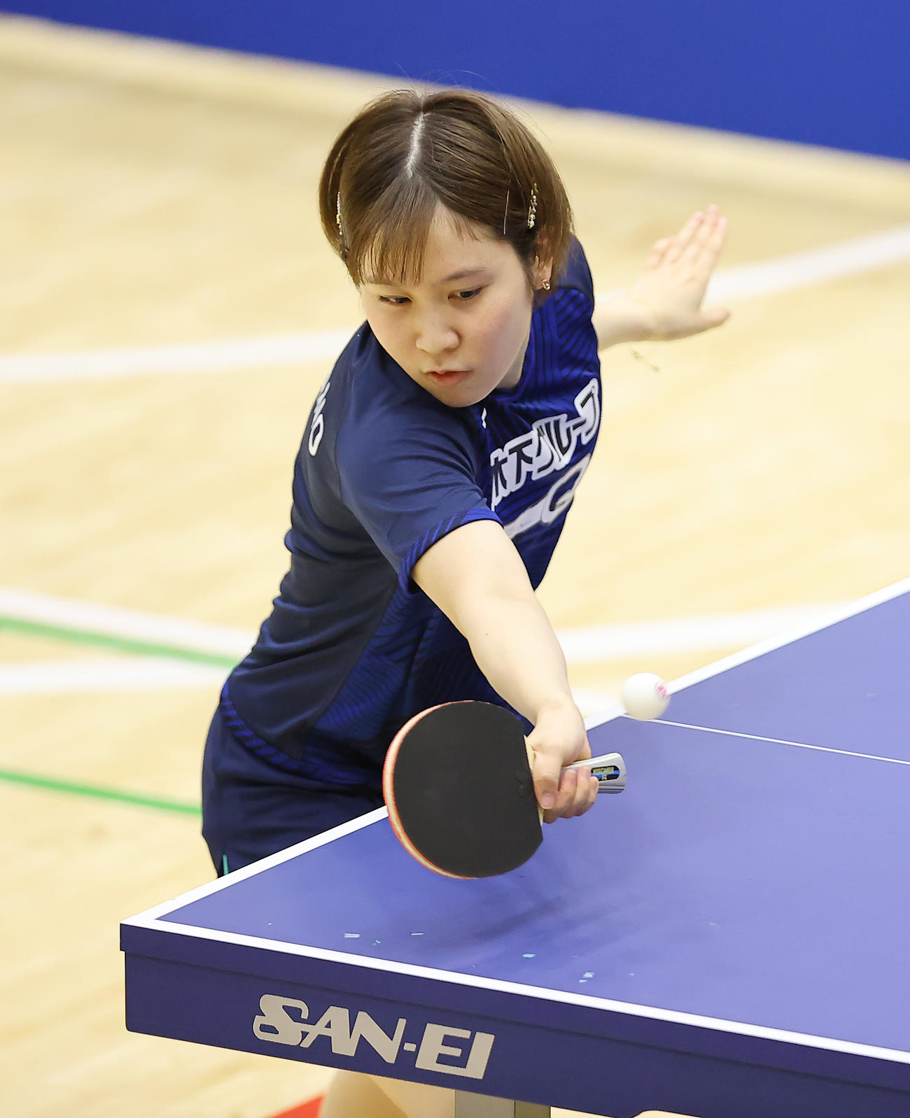 平野美宇対佐藤瞳　フォアを放つ平野（撮影・垰建太）