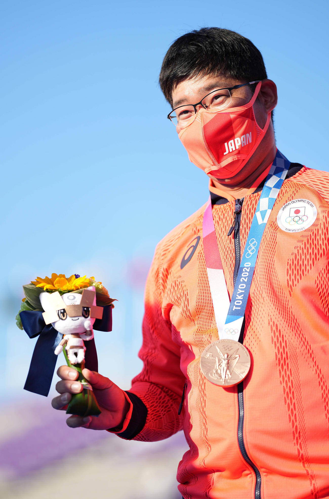 アーチェリー男子個人　銅メダルを首にかけ笑顔の古川（2021年7月31日撮影）