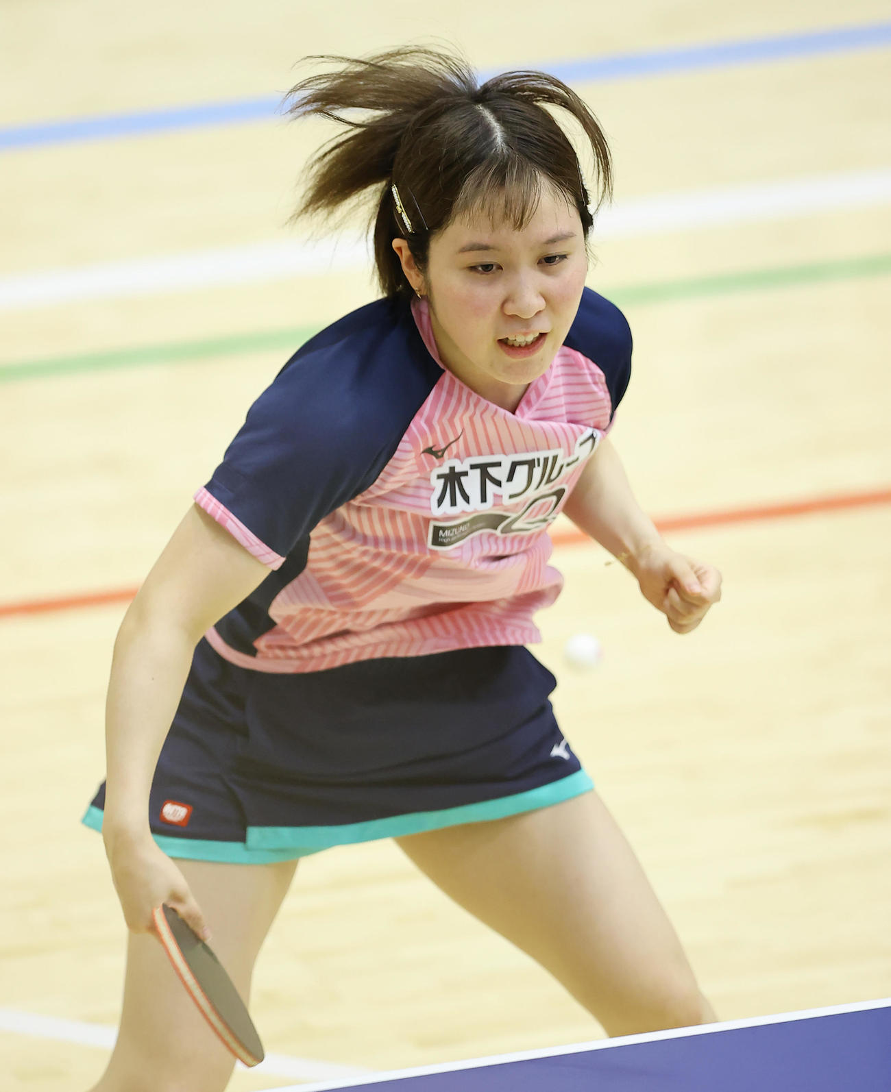 平野美宇対木原美悠　ポイントを奪い力強くガッツポーズする平野（撮影・垰建太）