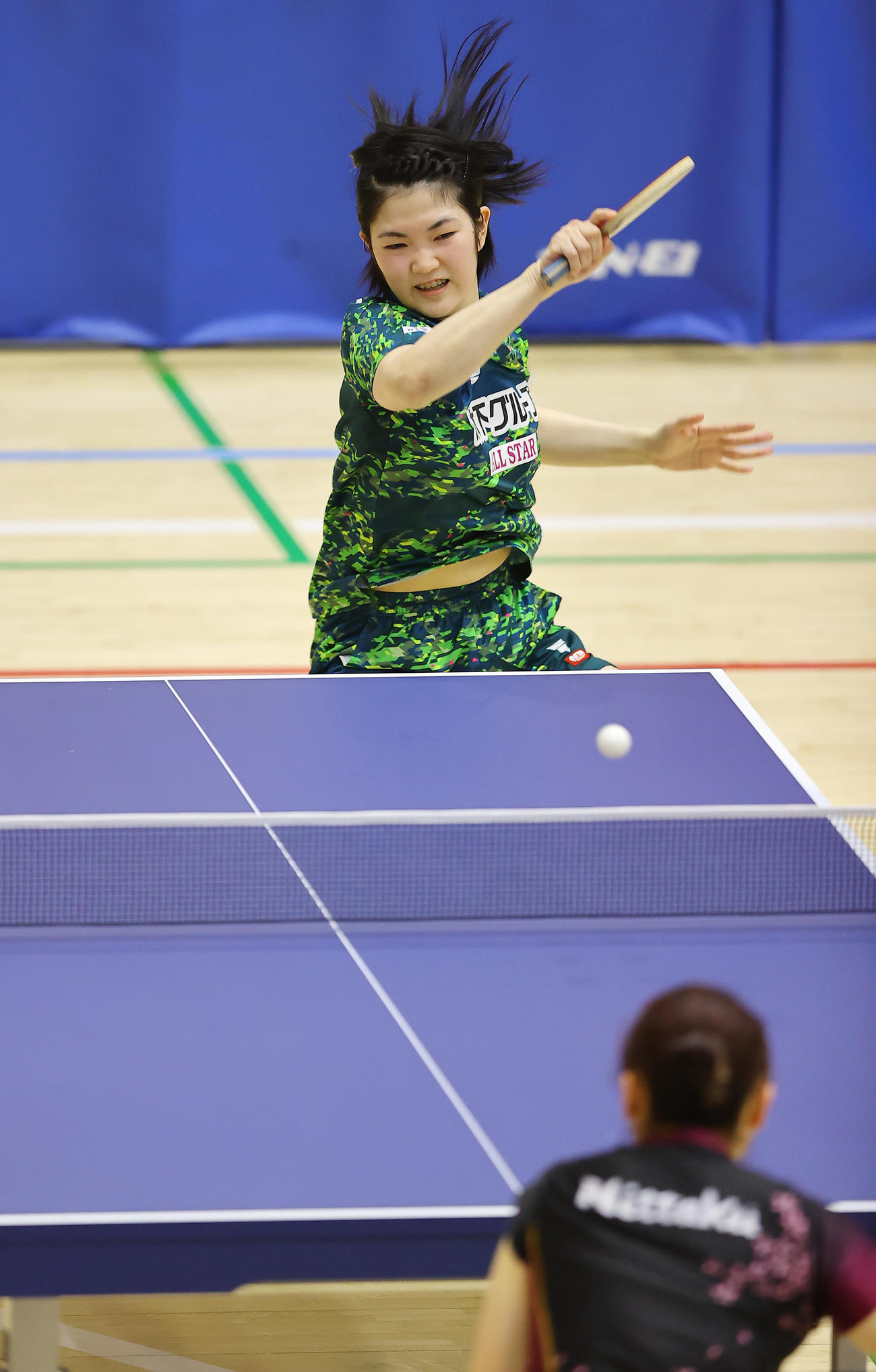 伊藤美誠対木原美悠　伊藤（手前）と対戦する木原（撮影・垰建太）