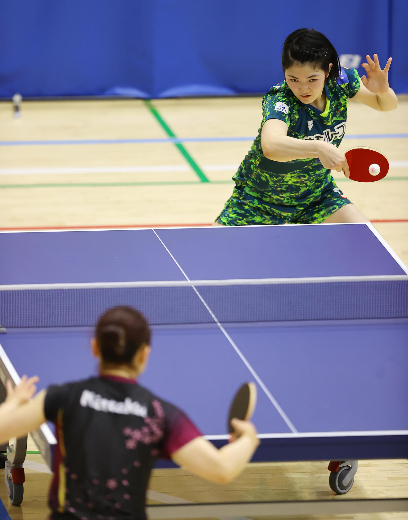 伊藤美誠対木原美悠　伊藤（手前）と対戦する木原（撮影・垰建太）