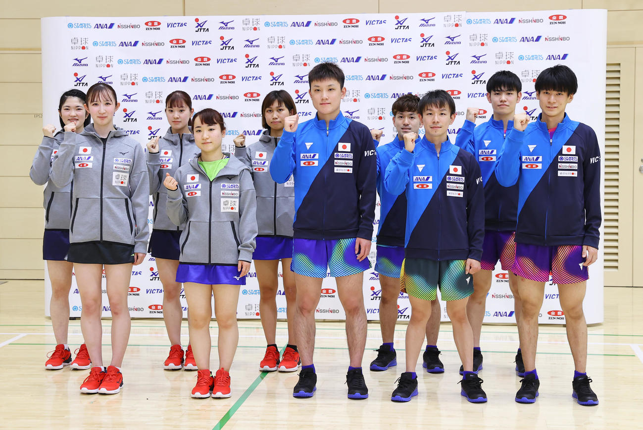 新ウェアに袖を通し写真に納まる世界選手権の日本代表選手団。左から木原、早田、長崎、伊藤、佐藤、張本、及川、丹羽、横谷、戸上（撮影・垰建太）