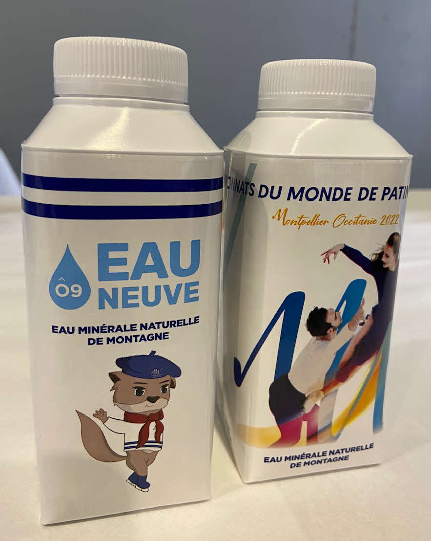 世界選手権の公式飲料水。左は大会マスコットのルルー、右はアイスダンスのパパダキス、シゼロン組が描かれている（撮影・松本航）
