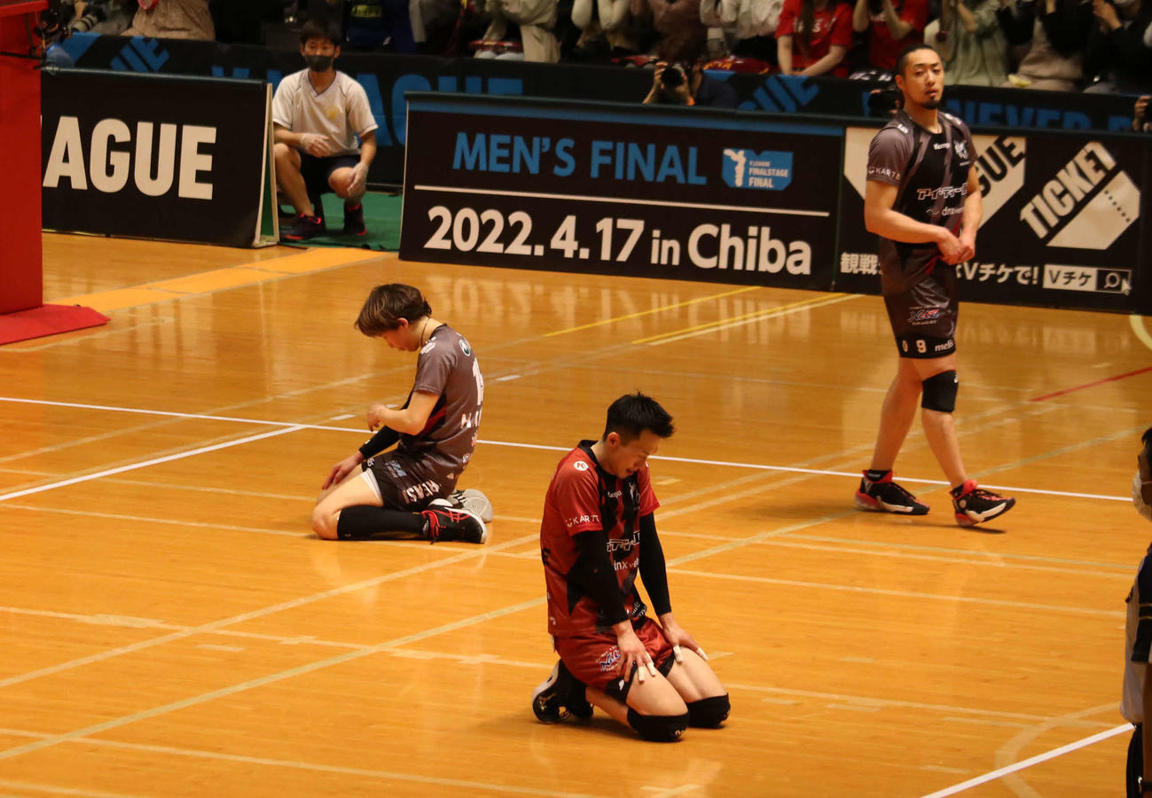 試合に敗れコート上で悔しがる渡辺（手前）らヴォレアス北海道の選手たち（撮影・山崎純一）