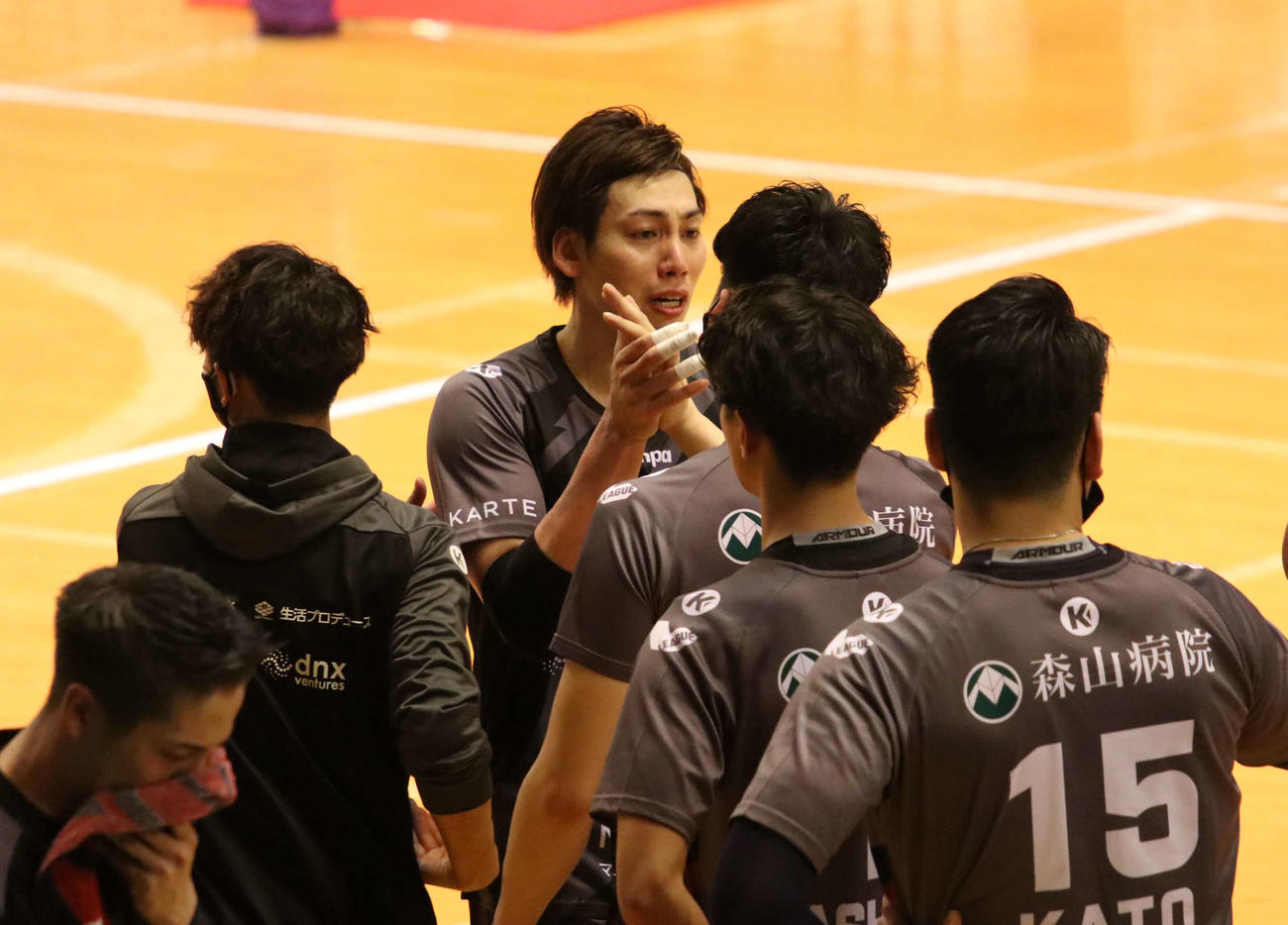 試合後、涙を流しながらチームメートらとハイタッチするヴォレアス北海道越川（撮影・山崎純一）