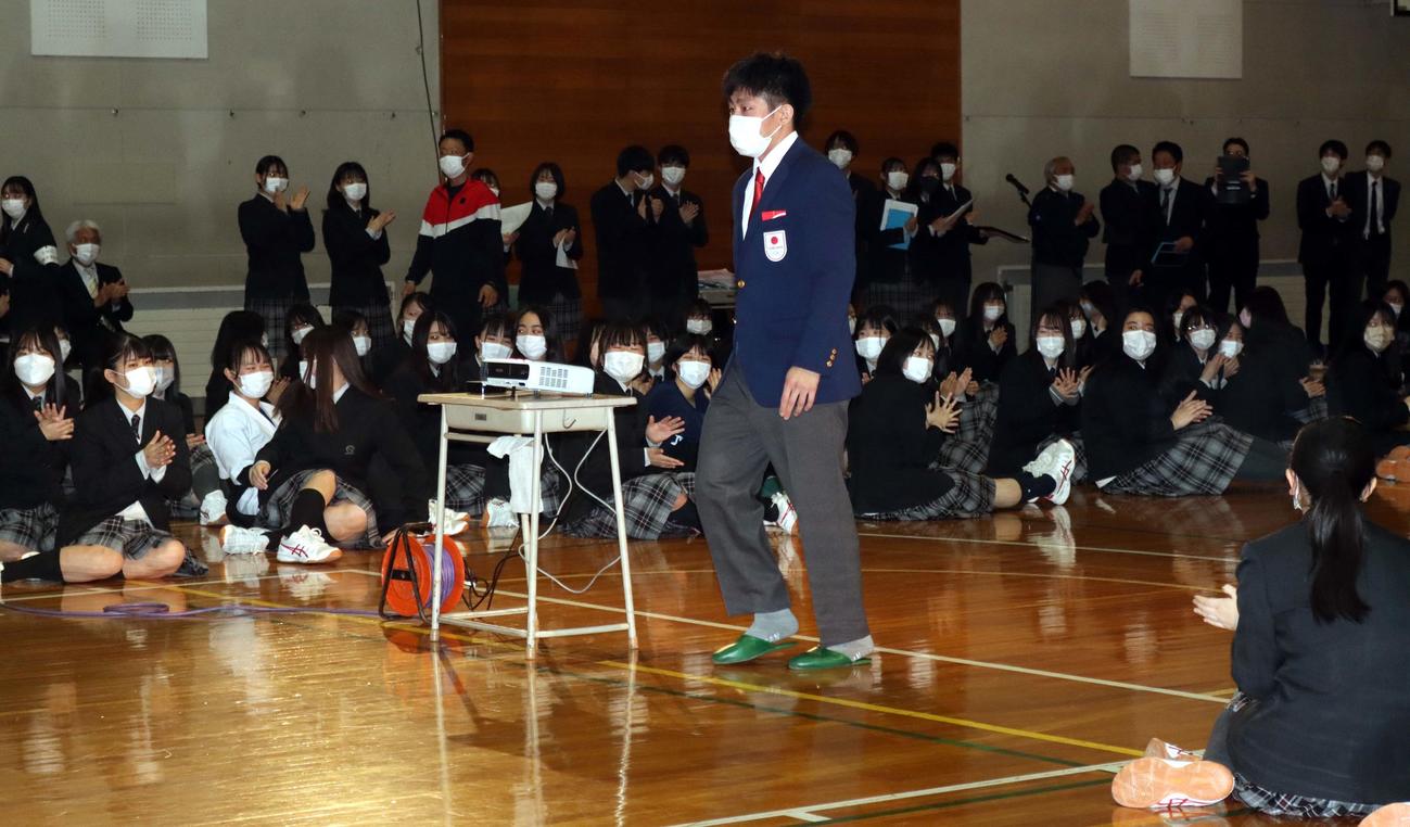 在校生に出迎えられながら小樽双葉高での報告会に入場する小山（中央）（撮影・永野高輔）