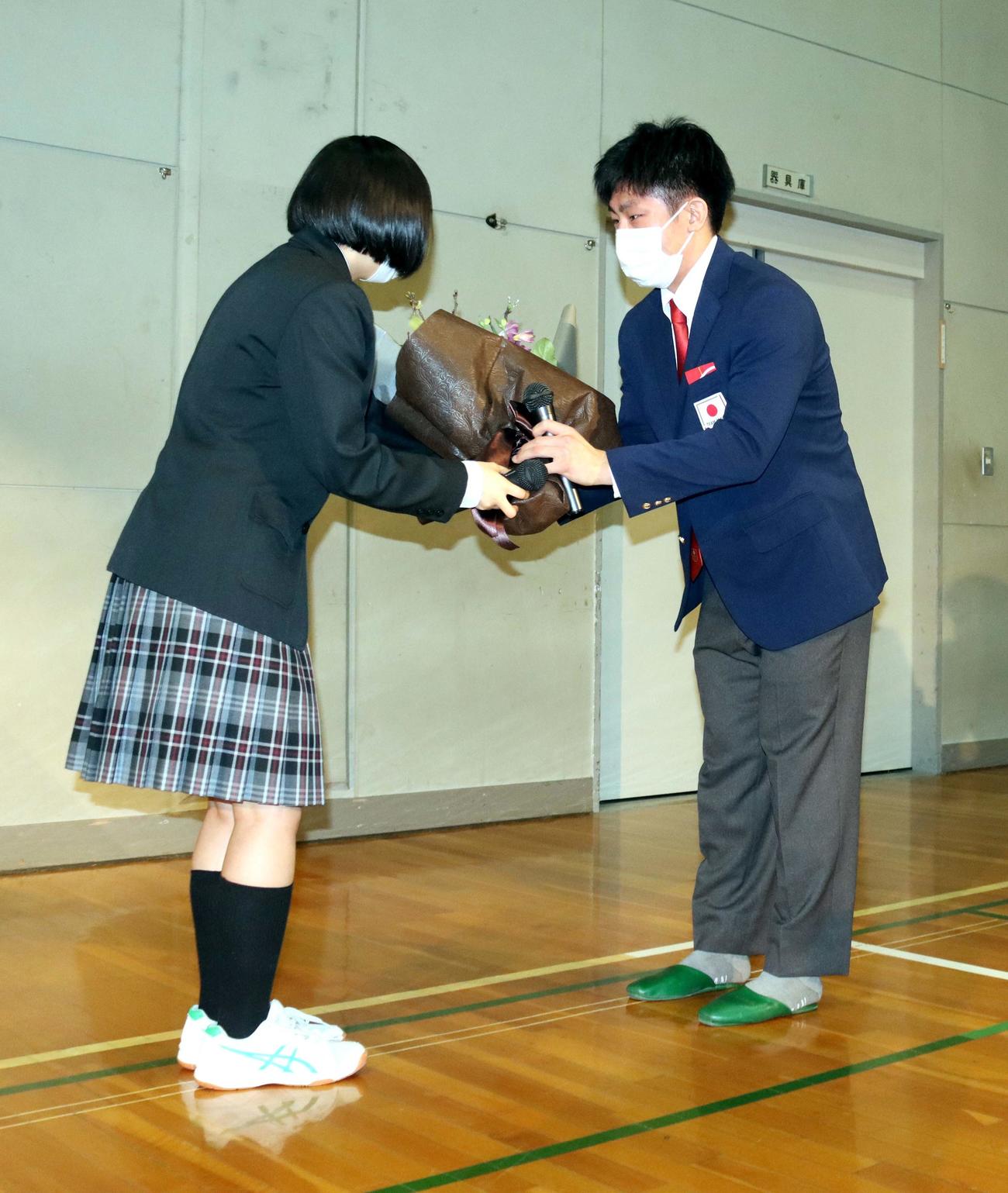 小樽双葉高の後輩から花束を受け取る小山（右）（撮影・永野高輔）