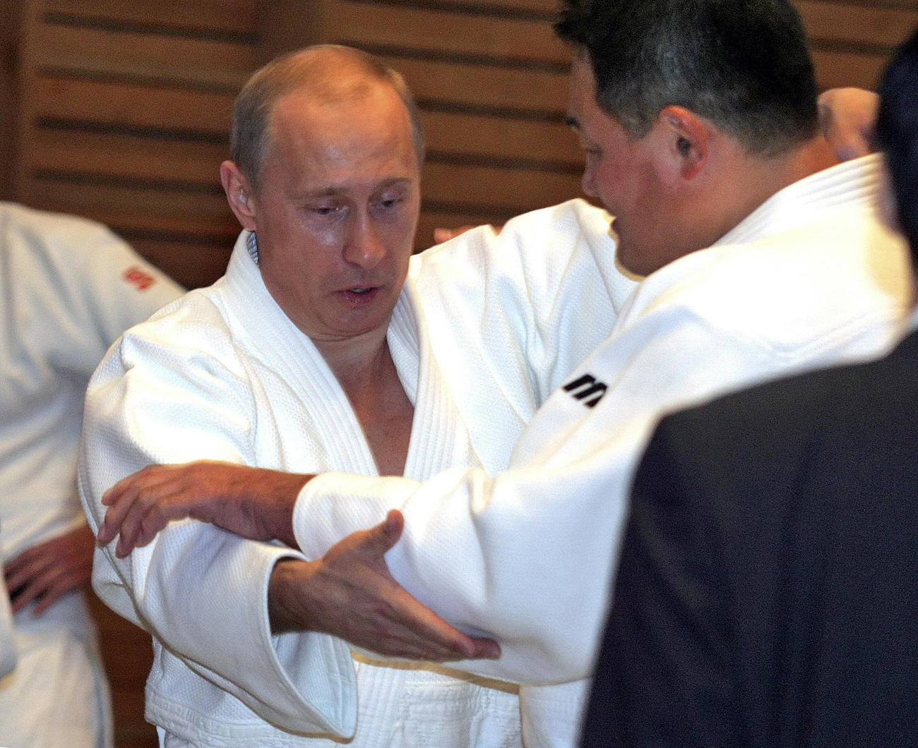 2005年12月24日、ロシアのサンクトペテルブルクで柔道のけいこをするプーチン大統領（左）と山下泰裕氏（AP）