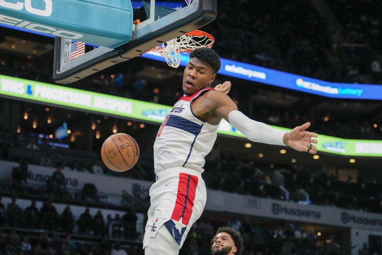 ダンクシュートを決める八村塁（USA TODAY）