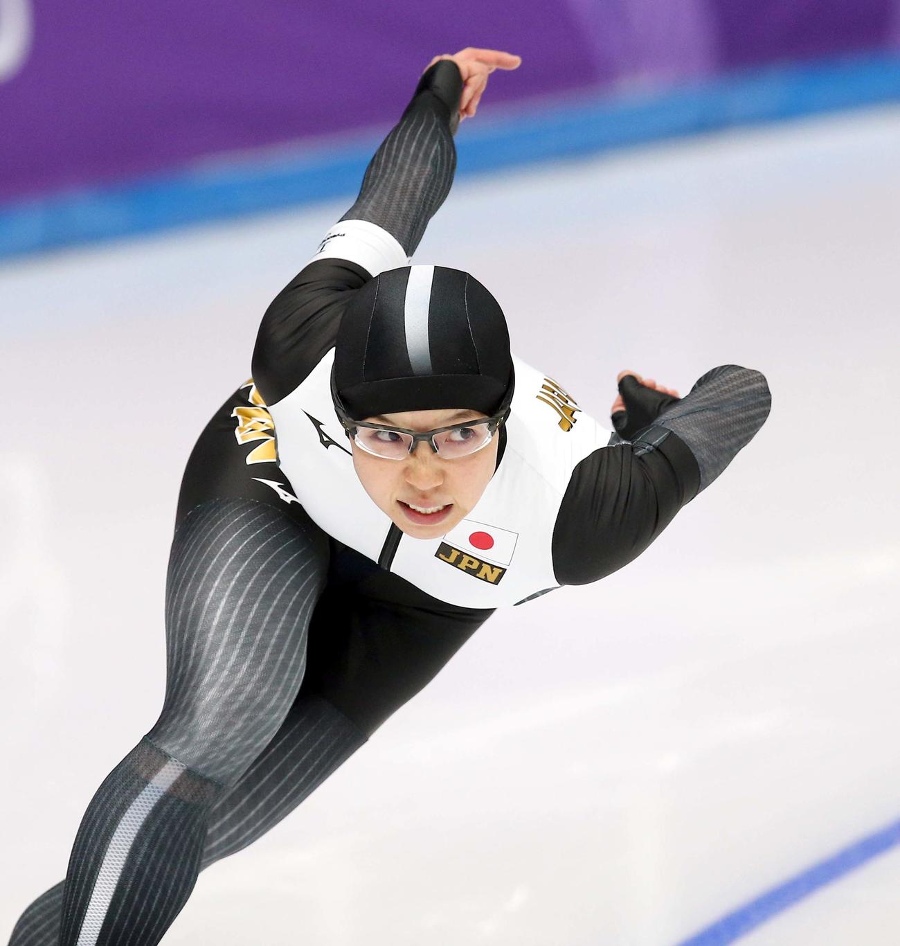 18年2月、平昌五輪スピードスケート女子500メートル　小平は気迫あふれる表情で最終コーナーを曲がる