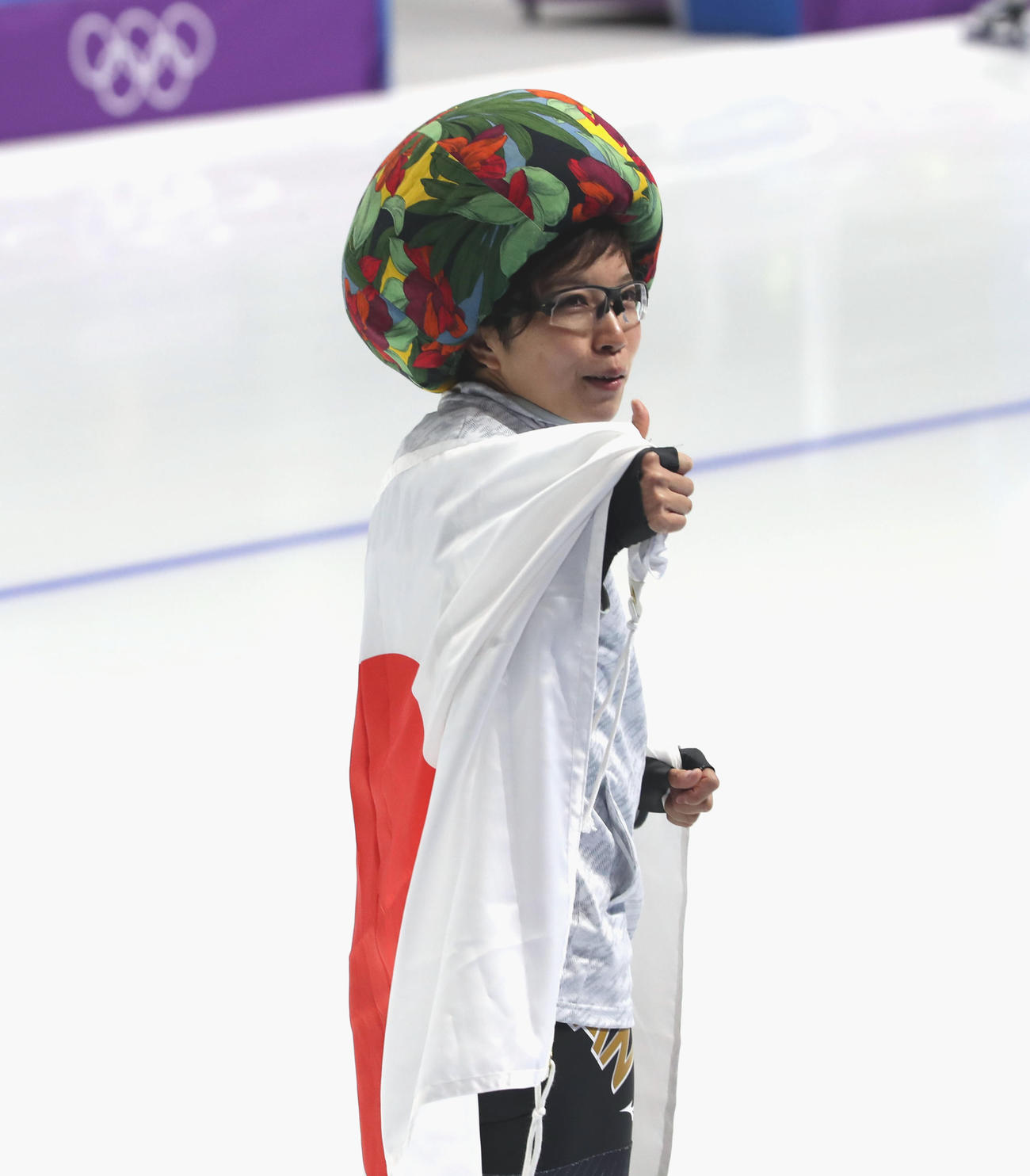 18年2月、平昌五輪スピードスケート女子500メートル　金メダルに輝いた小平は、日の丸を背負い、帽子をかぶって笑顔でポーズをとる