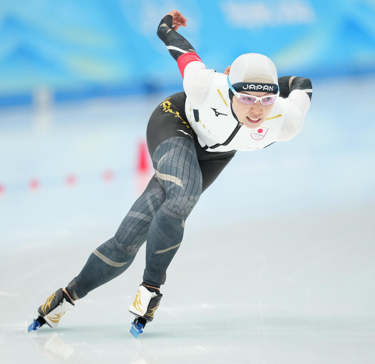 22年2月、北京五輪スピードスケート女子1000メートルで滑走する小平