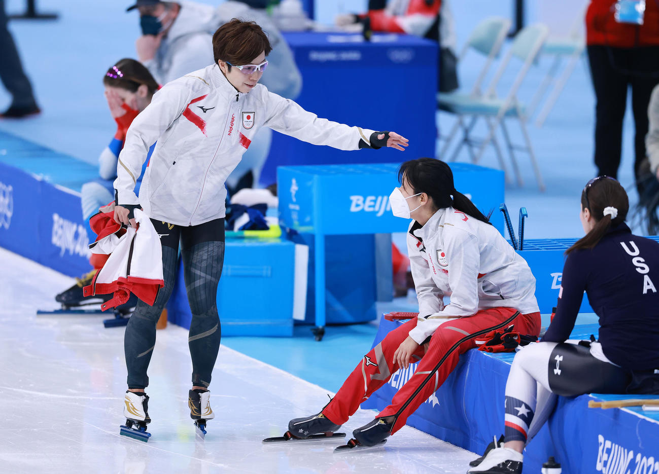 22年2月、北京五輪スピードスケート1000メートル女子決勝　レースを終えた小平（左）は高木美の頭をほほ笑みながらなでてねぎらう