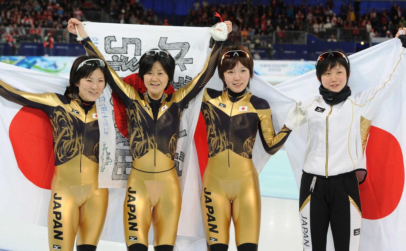 10年2月、バンクーバー五輪女子団体追い抜きで3分02秒84で銀メダルを獲得し笑顔を見せる、左から穂積、田畑、小平、出場機会のなかった高木美