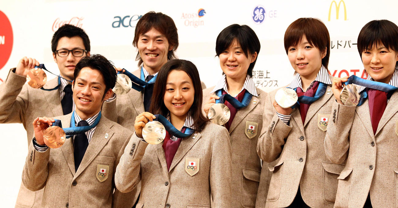 10年3月、バンクーバー五輪を終え帰国したメダリスト。前列左から高橋大輔、浅田真央、後列左から加藤条治、長島圭一郎、田畑真紀、小平奈緒、穂積雅子