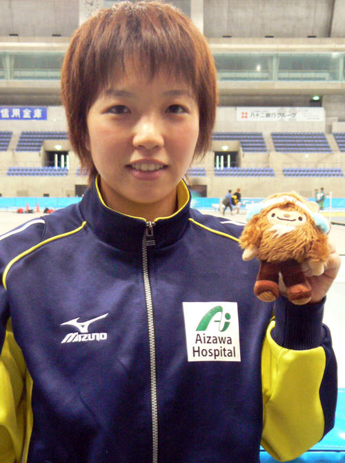 09年10月、スピードスケート女子の新星、小平奈緒はバンクーバー五輪のマスコットキャラクター「クワッチー」を手に笑顔を見せる