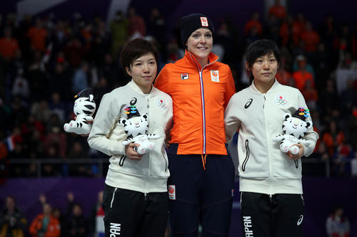18年2月、平昌五輪スピードスケート女子1000メートルの表彰式で左から2位小平、1位テルモルス、3位高木美