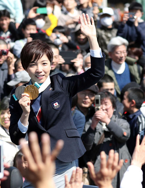 18年3月、平昌五輪で金、銀メダルを獲得した女子スピードスケート小平は報告パレードを行い、沿道からの声援にメダルを掲げて笑顔で応える