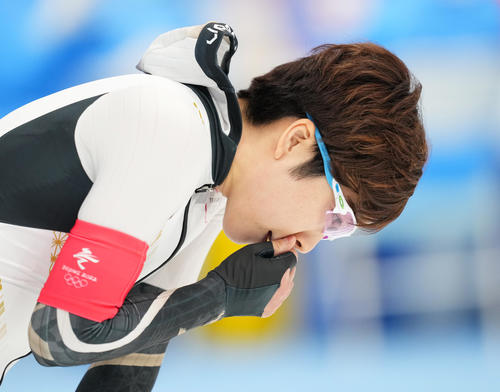 22年2月、北京五輪スピードスケート女子500メートルを終え、肩を落とす小平