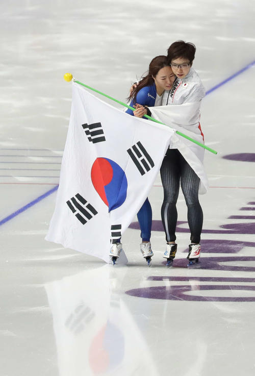 18年2月、平昌五輪スピードスケート女子500メートル　優勝した小平（右）は2位の李相花と健闘をたたえ合い抱き合う