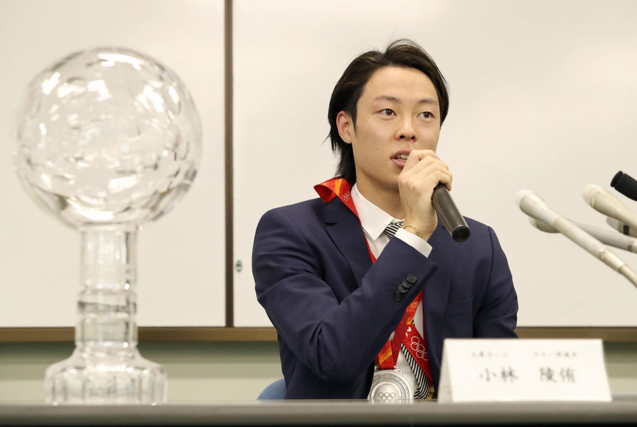 土屋ホームスキー部2021－2022シーズン報告会で話す小林（撮影・佐藤翔太）