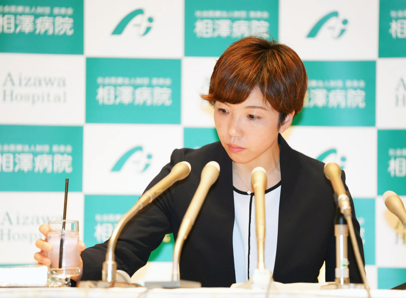 会見に臨む小平（撮影・横山健太）