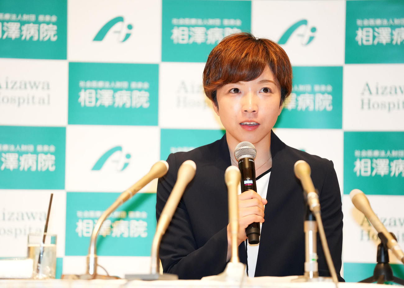 会見に臨む小平（撮影・横山健太）