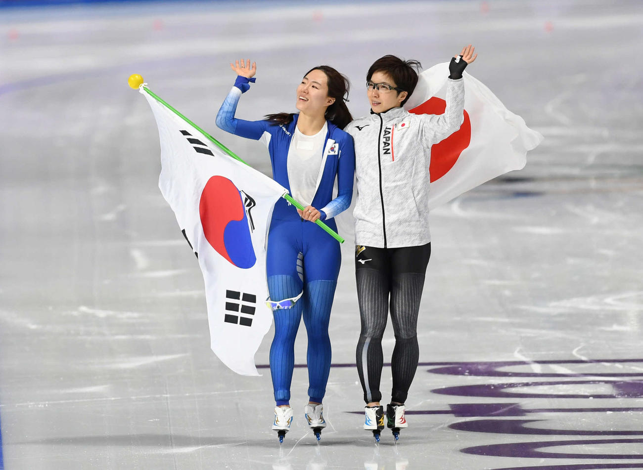18年2月、平昌五輪スピードスケート女子500メートル　金メダルの小平（右）は銀メダルの李相花と一緒に歓声に応える