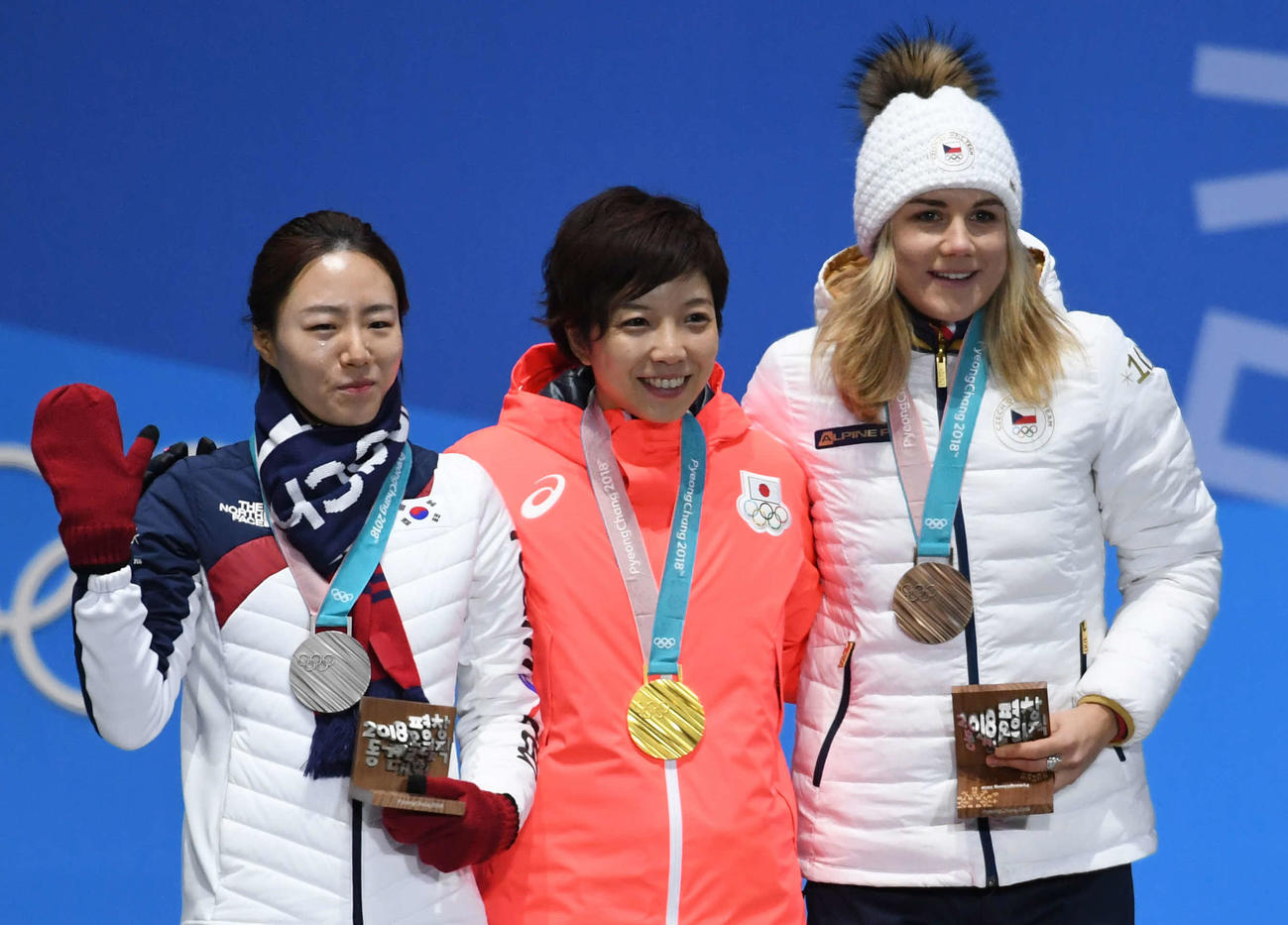 18年2月、平昌五輪メダル授与式典　金メダルの小平（中央）は銀メダルの李相花（左）と銅メダルのエルバノバと記念撮影