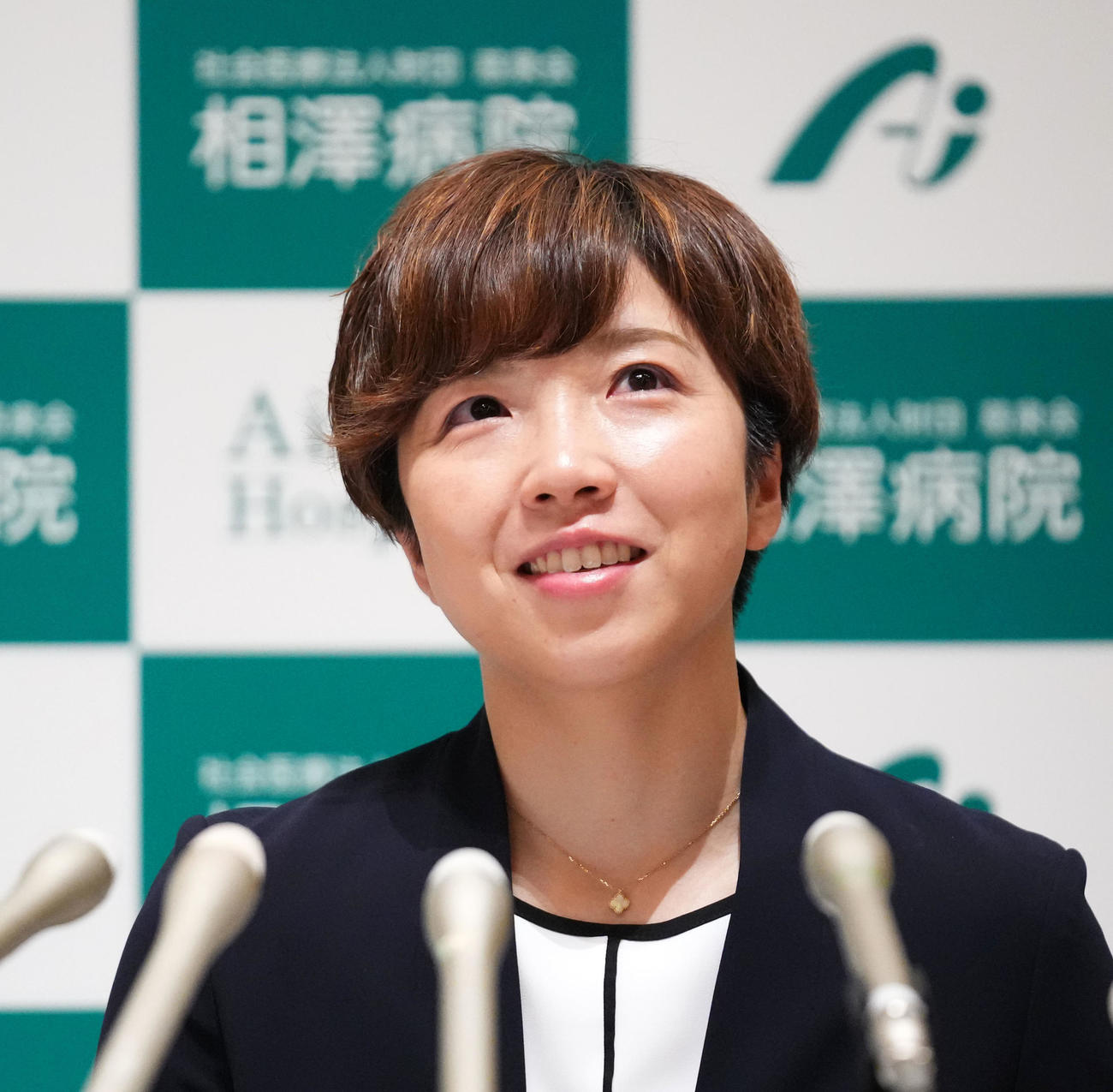 会見で過去の思い出を振り返る小平（撮影・横山健太）