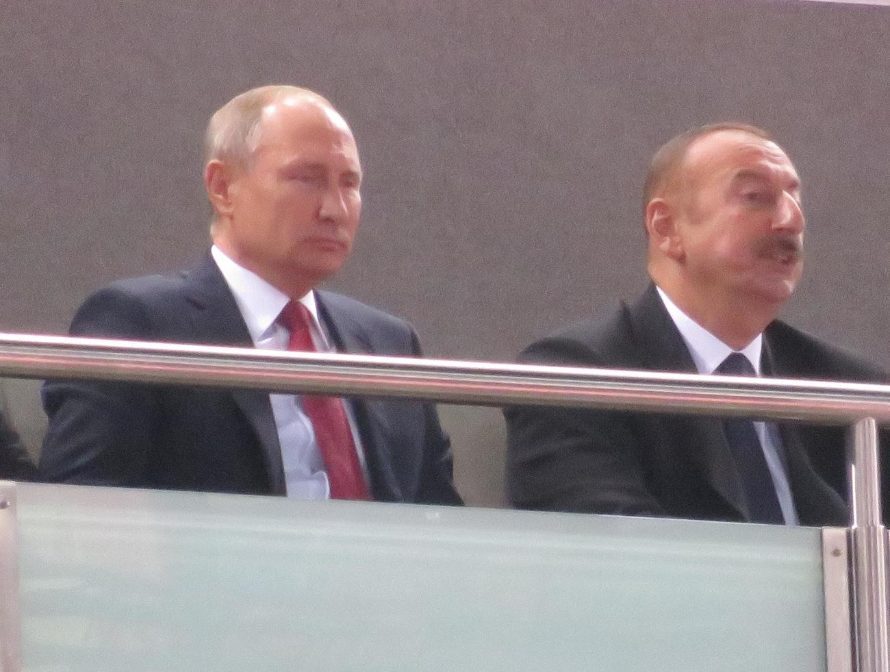 柔道世界選手権　貴賓席でロシア代表の試合を見守るプーチン大統領（左）（2018年9月27日撮影）